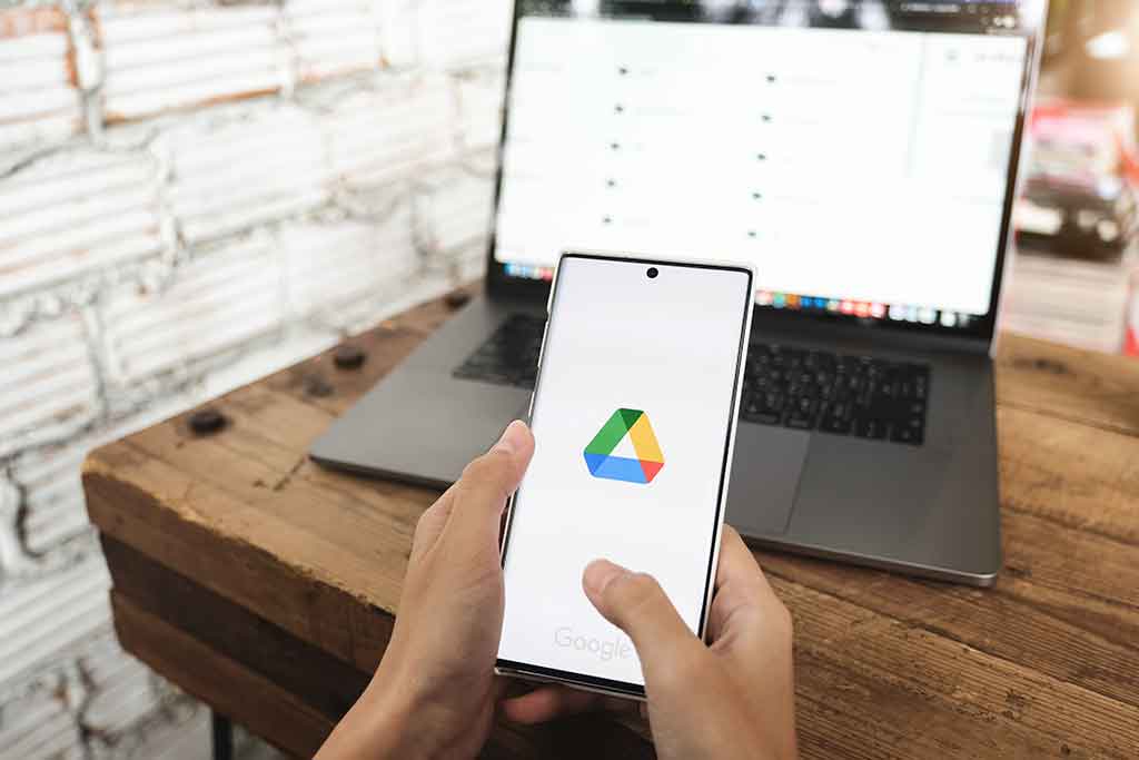 Quelle différence entre un service de stockage en ligne tel que Google Drive et la sauvegarde en ligne ?
